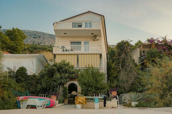 Quels sont les meilleurs itinéraires pour une randonnée en raquettes autour du Mont Blanc, France?